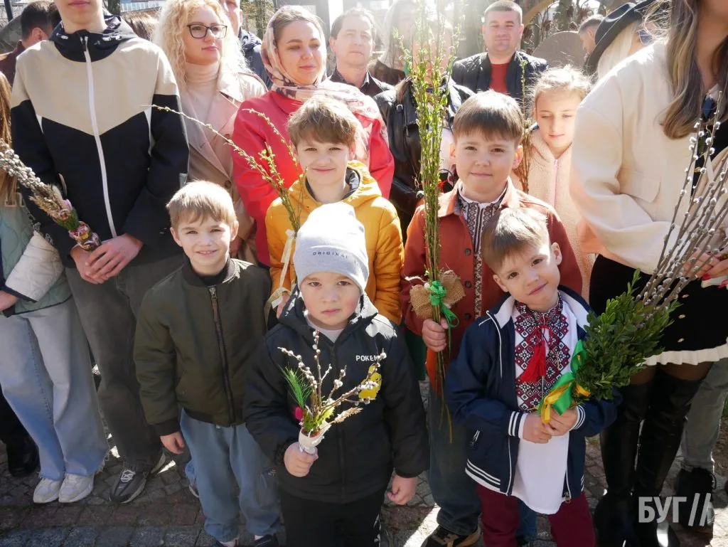 «Не я б'ю, верба б'є»: у храмі Віри, Надії, Любові та матері Софії освятили вербу 29