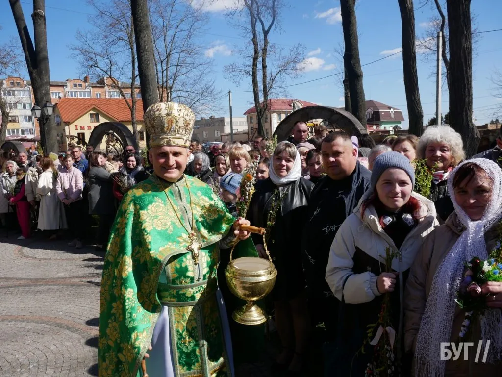 «Не я б'ю, верба б'є»: у храмі Віри, Надії, Любові та матері Софії освятили вербу 37
