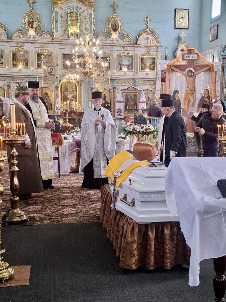Литовезька громада попрощалася з полеглим Героєм Петром Олендром 4