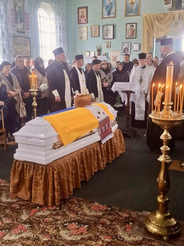 Литовезька громада попрощалася з полеглим Героєм Петром Олендром 5