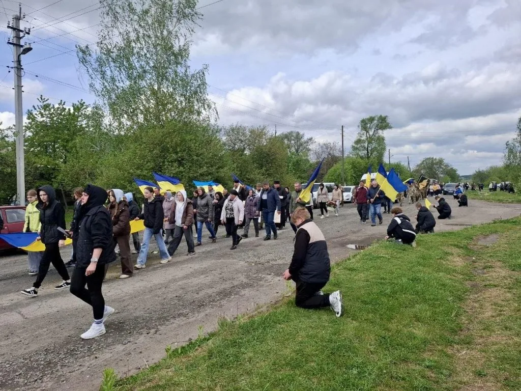 Литовезька громада попрощалася з полеглим Героєм Петром Олендром 6