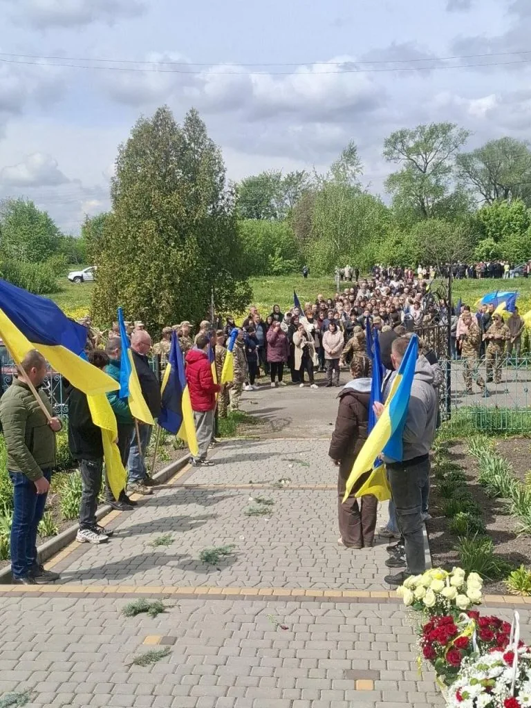 Литовезька громада попрощалася з полеглим Героєм Петром Олендром 7