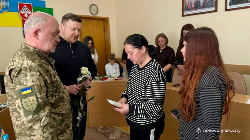 У Нововолинську родинам загиблих Героїв вручили їхні посмертні нагороди 3