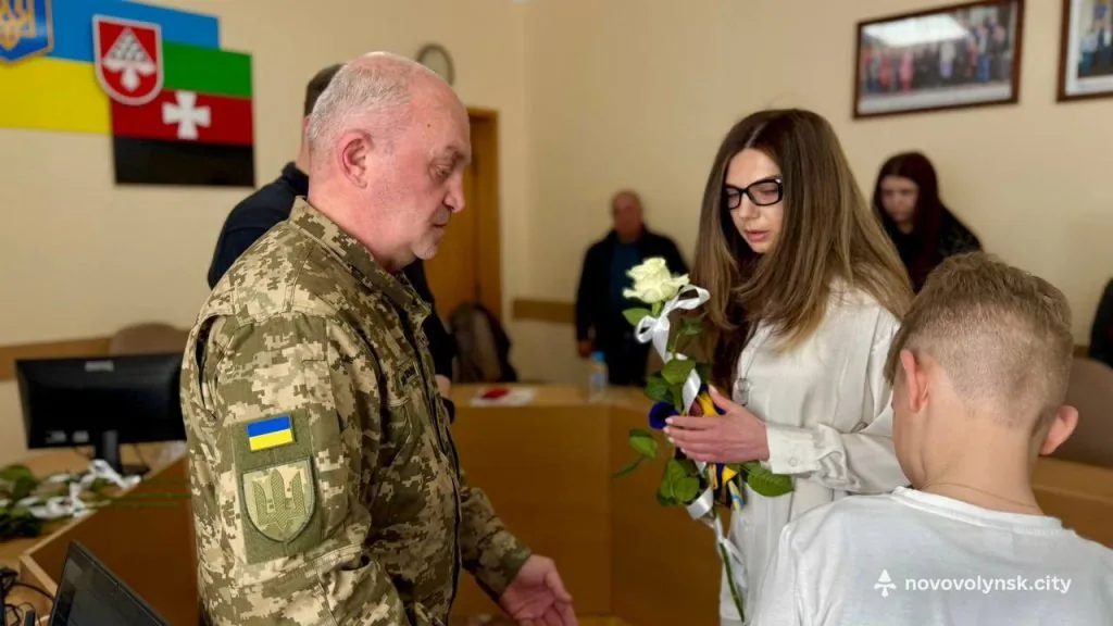 У Нововолинську родинам загиблих Героїв вручили їхні посмертні нагороди 5