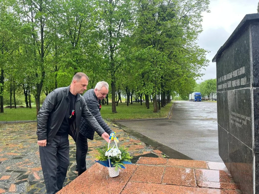 В День пам’яті та перемоги над нацизмом у Володимирі поклали квіти до меморіалу «Жертвам фашизму» 2