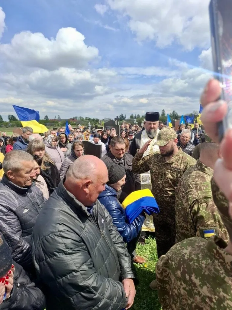 Литовезька громада попрощалася з полеглим Героєм Петром Олендром 8