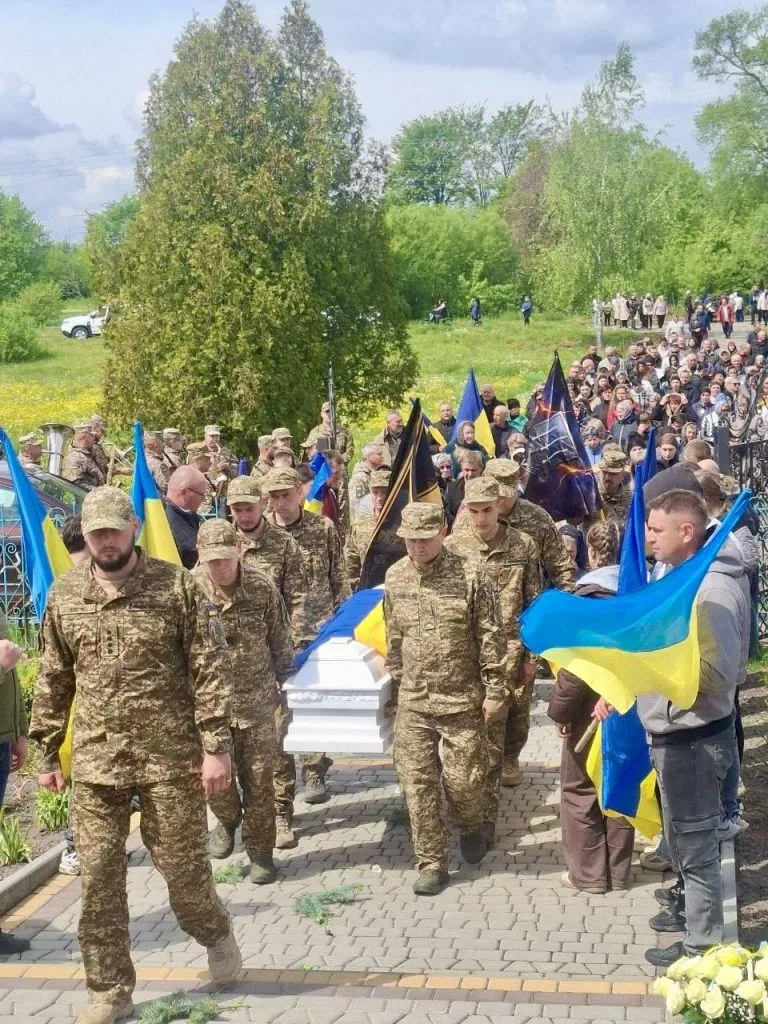 Литовезька громада попрощалася з полеглим Героєм Петром Олендром 9