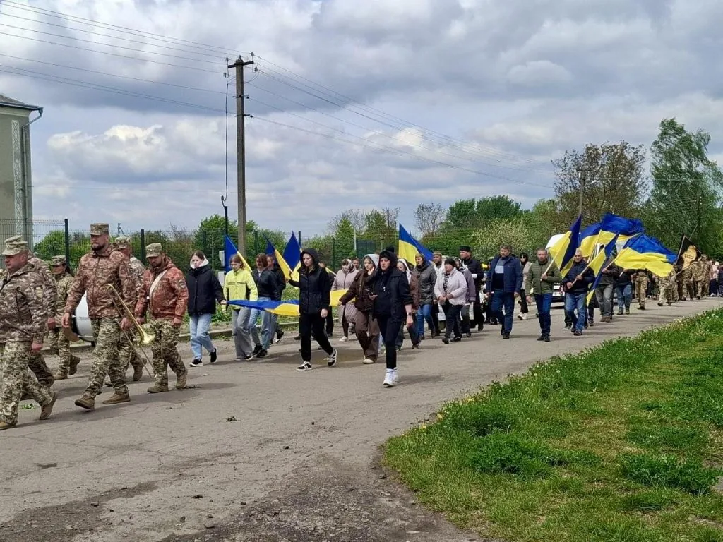 Литовезька громада попрощалася з полеглим Героєм Петром Олендром 10