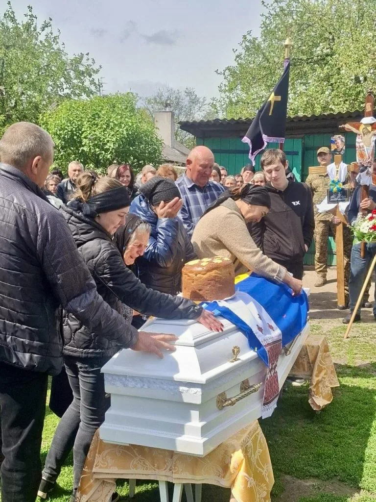 Литовезька громада попрощалася з полеглим Героєм Петром Олендром 11