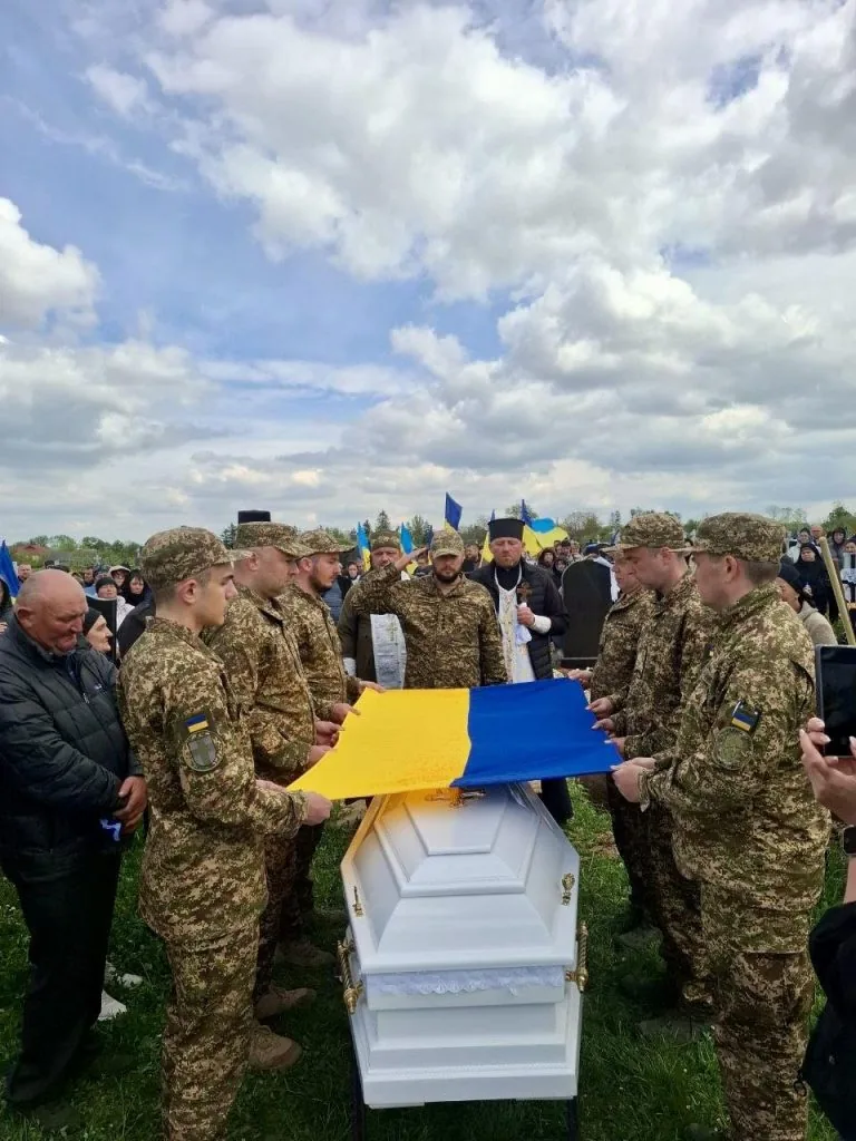 Литовезька громада попрощалася з полеглим Героєм Петром Олендром 12