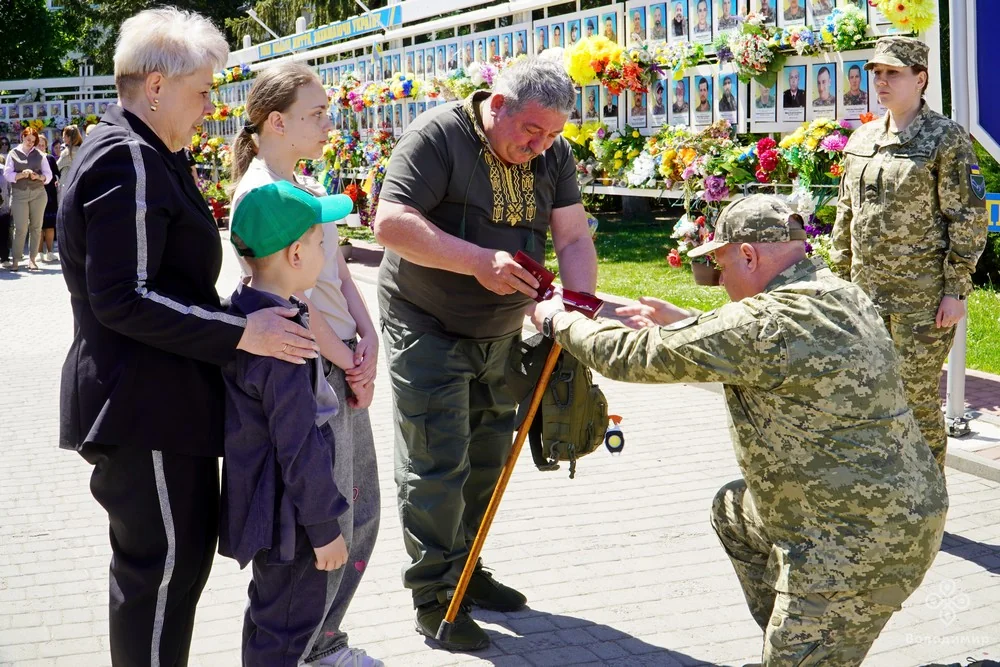 12-ті роковини трагедії під Волновахою: у Володимирі вшанували полеглих Захисників та оновили стелу Героїв 6