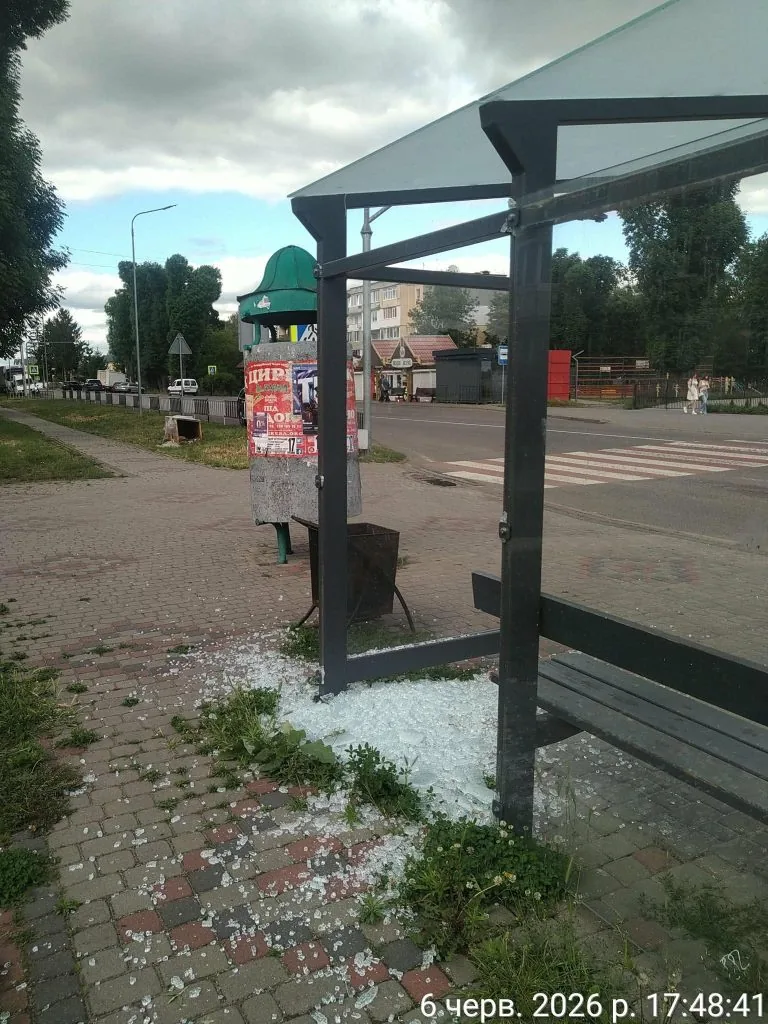 У Володимирі вандали розтрощили скляну зупинку 2