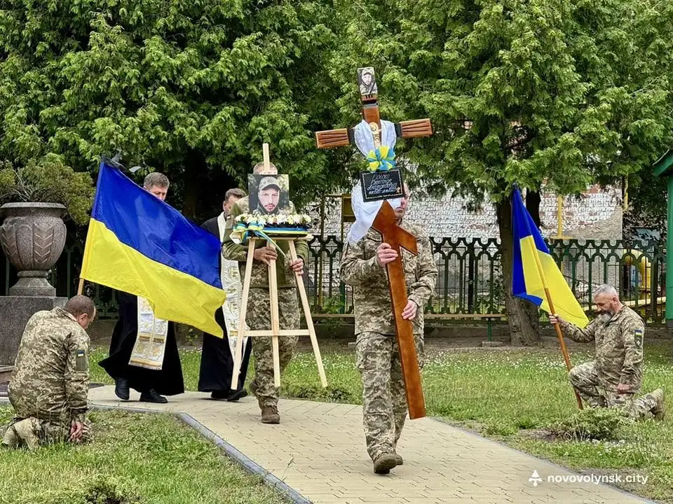Жителі Нововолинська попрощалися з полеглим Героєм Олександром Обабком 4