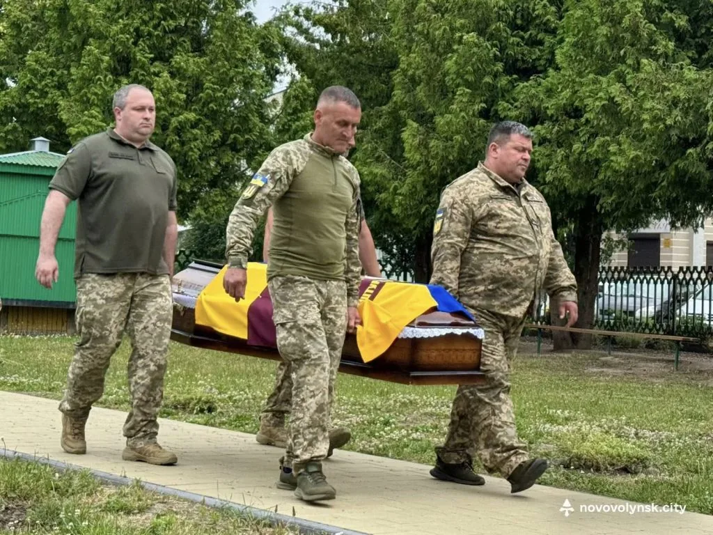 Жителі Нововолинська попрощалися з полеглим Героєм Олександром Обабком 5