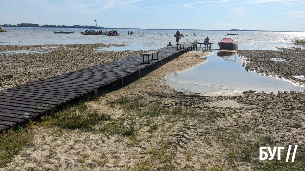 Озеро Світязь у 2026 році, пляжна зона біля води