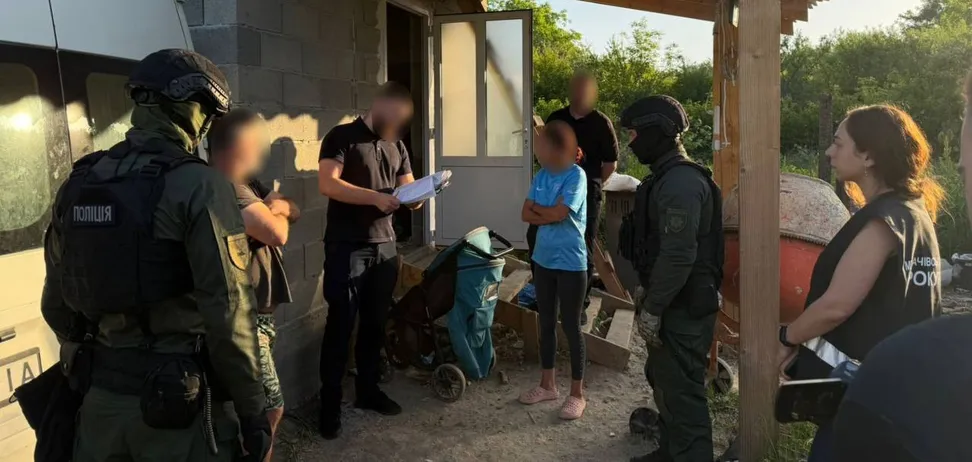 На Закарпатті взяли під варту багатодітну матір, підозрювану у створенні забороненого контенту з дитиною 4