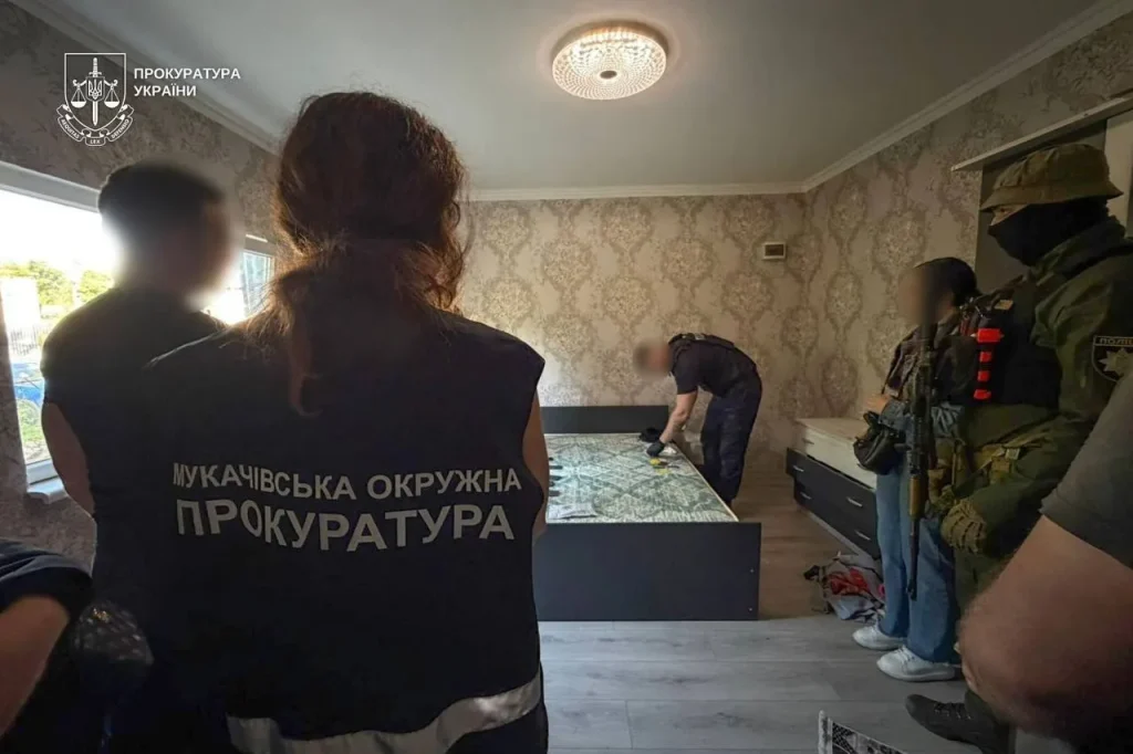На Закарпатті взяли під варту багатодітну матір, підозрювану у створенні забороненого контенту з дитиною 3