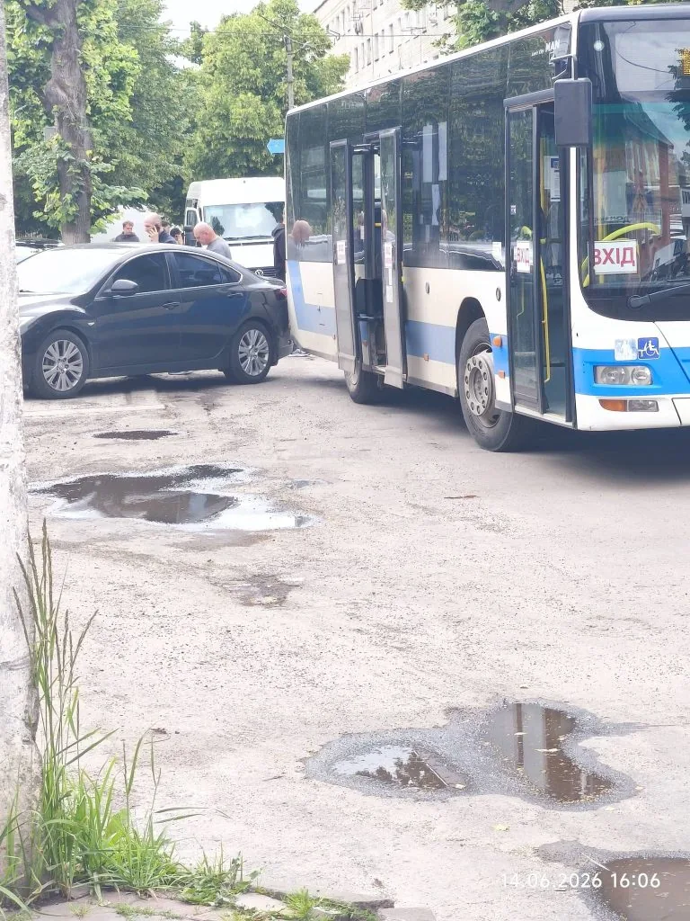 Фото дня: нова зупинка на Пожежній площі стала темою гарячих дискусій у Нововолинську 3