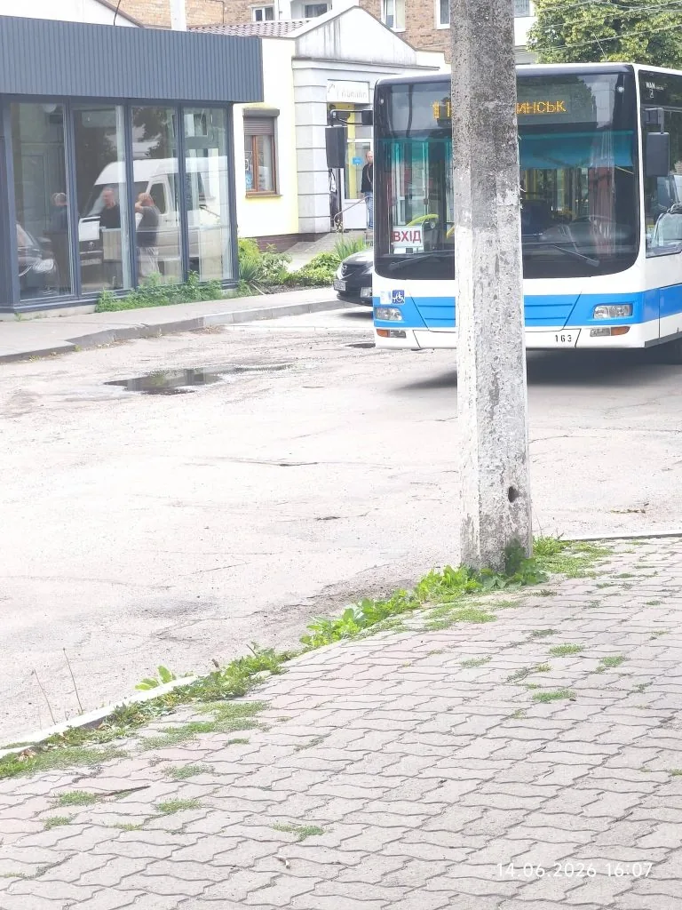 Фото дня: нова зупинка на Пожежній площі стала темою гарячих дискусій у Нововолинську 2