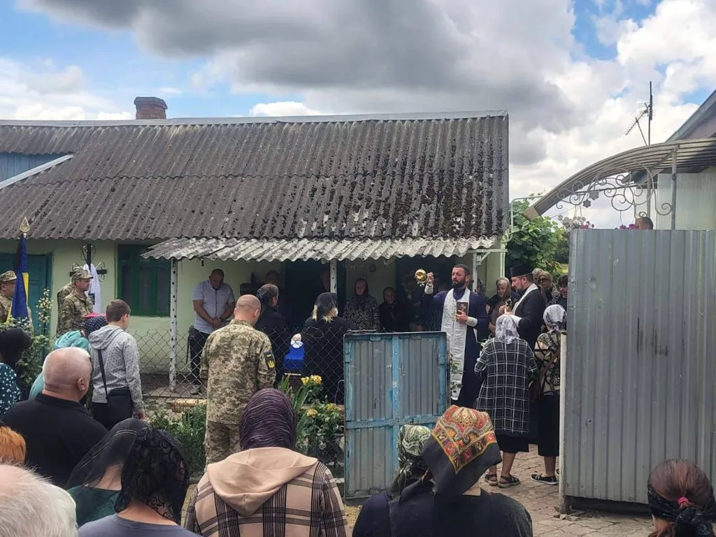 В Оваднівській громаді попрощалися із полеглим Захисником Олександром Ракоєдовим 5
