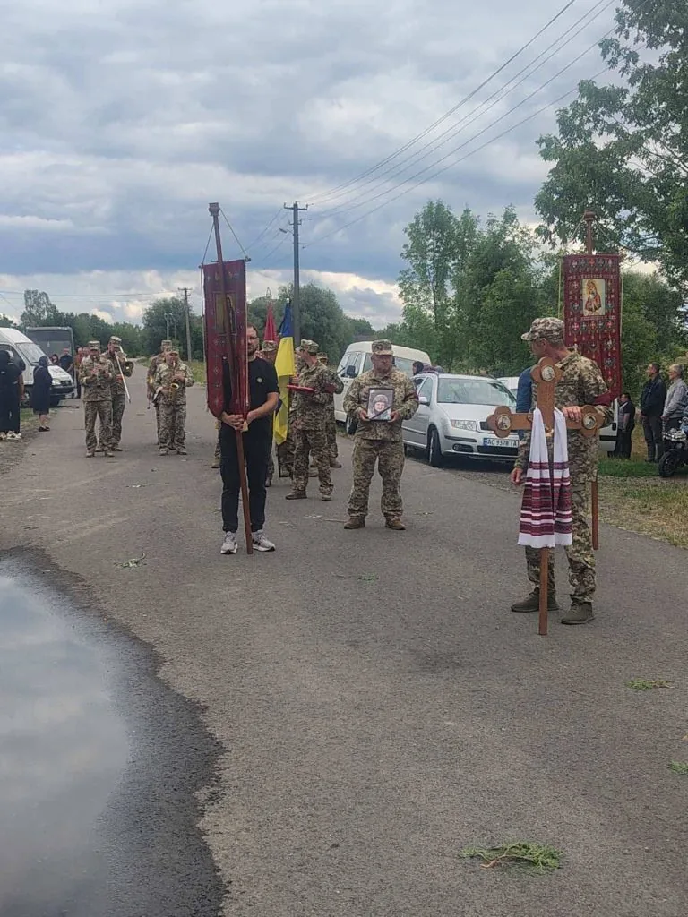 В Оваднівській громаді попрощалися із полеглим Захисником Олександром Ракоєдовим 6