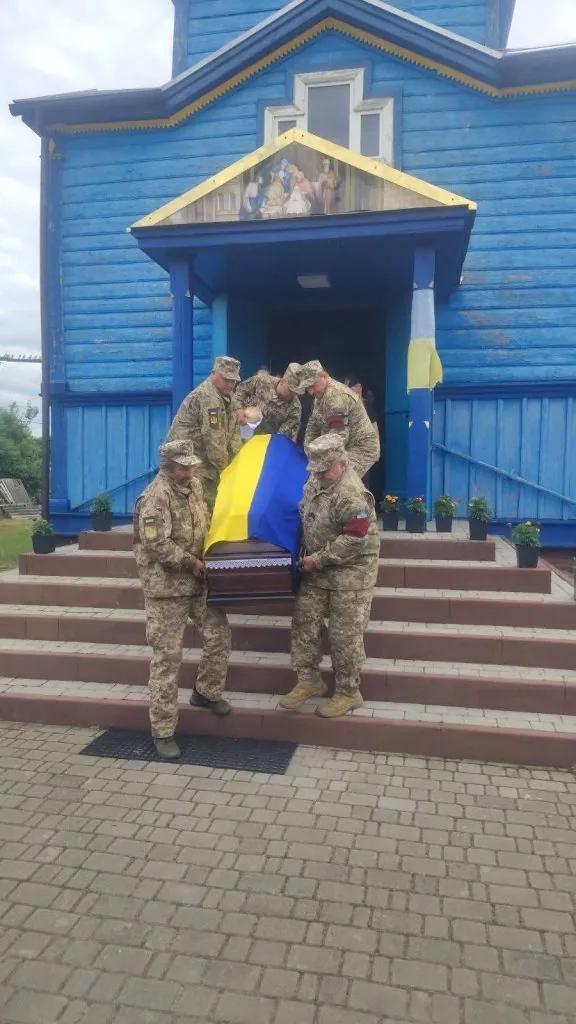 В Оваднівській громаді попрощалися із полеглим Захисником Олександром Ракоєдовим 8