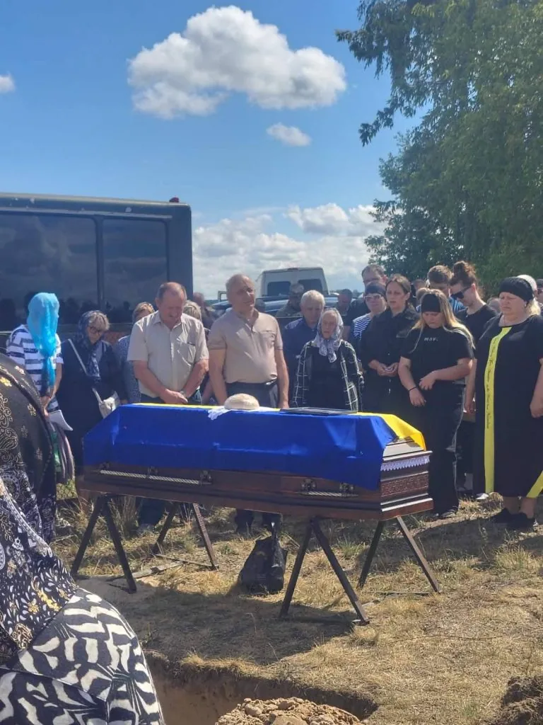 В Оваднівській громаді попрощалися із полеглим Захисником Олександром Ракоєдовим 10