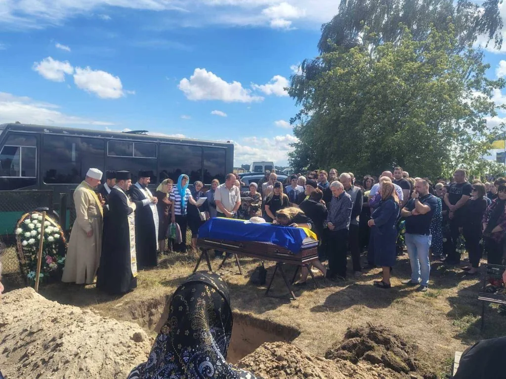 В Оваднівській громаді попрощалися із полеглим Захисником Олександром Ракоєдовим 11