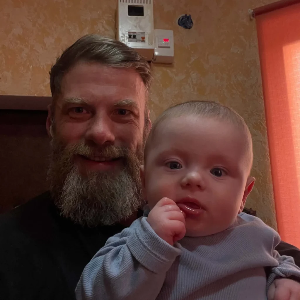 Актор-воїн Ращук показався з 9-місячним сином після звинувачень колишньої у лицемірстві 1