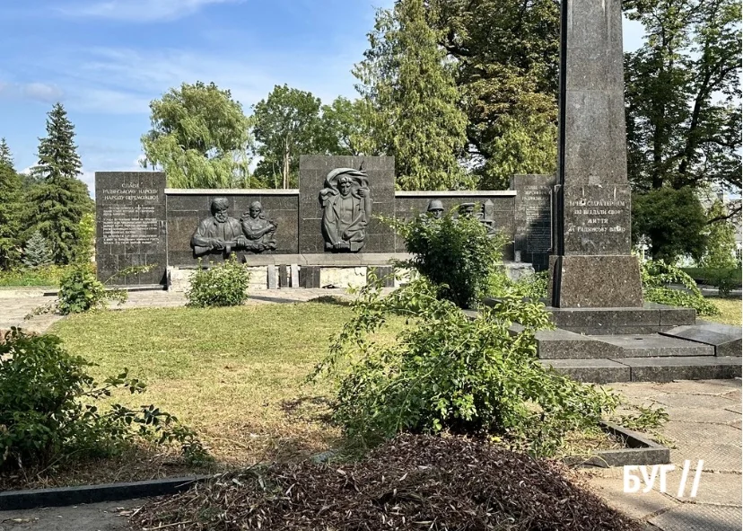 Фото дня: декомунізація повз Любомль? Чому радянський пам’ятник досі на місці 2