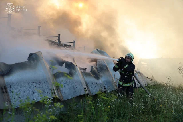 У селі під Луцьком горів склад з каучуком і мазутом 5