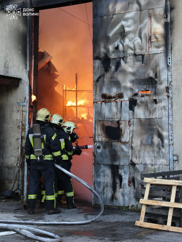 У селі під Луцьком горів склад з каучуком і мазутом 3