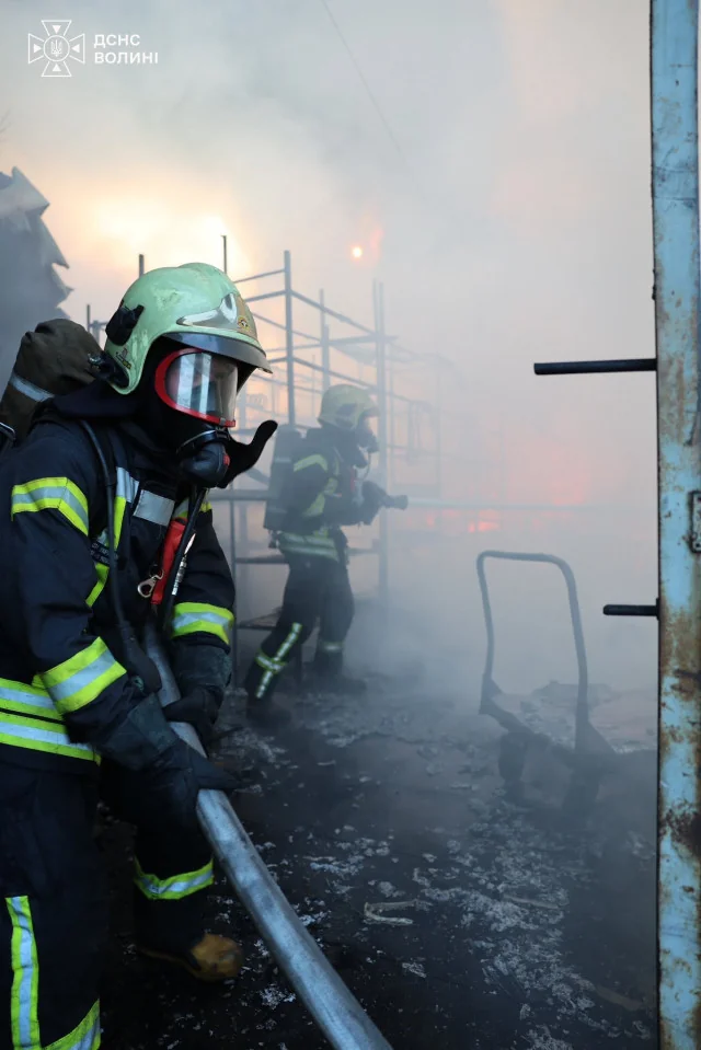 У селі під Луцьком горів склад з каучуком і мазутом 4