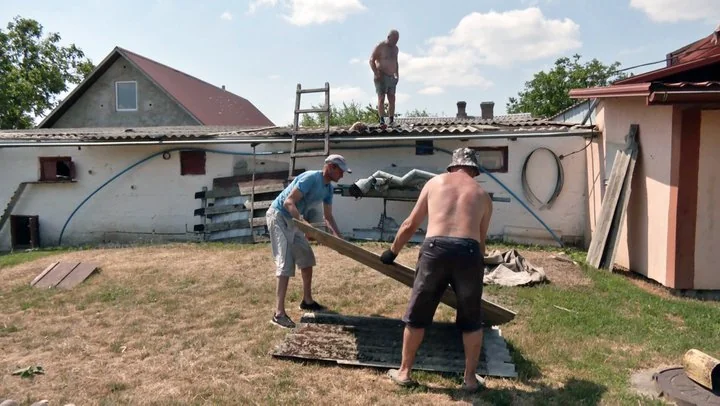 «Бачили, як дах летить в поле»: в громаді Луцького району буревій пошкодив понад 30 будинків 4