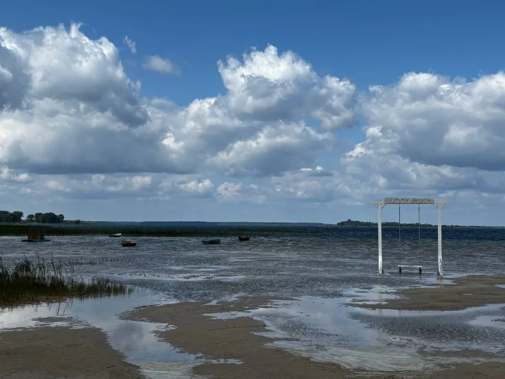 Фото дня: Богданова Яма — затишний пляж Світязя, про який знають не всі 1