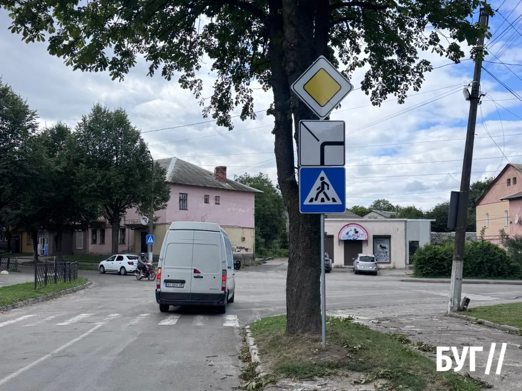 У Нововолинську виправили дорожні знаки на спірному перехресті 2
