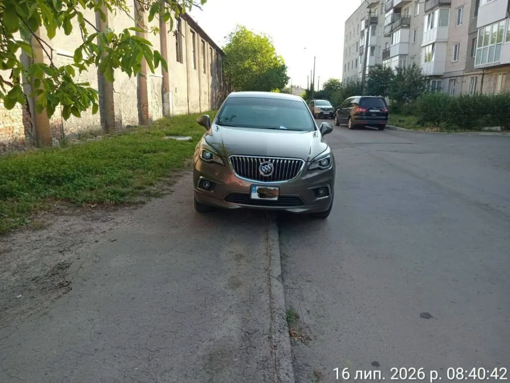 За тиждень у Володимирі виявили низку порушень ПДР та недоліків у благоустрої міста 3