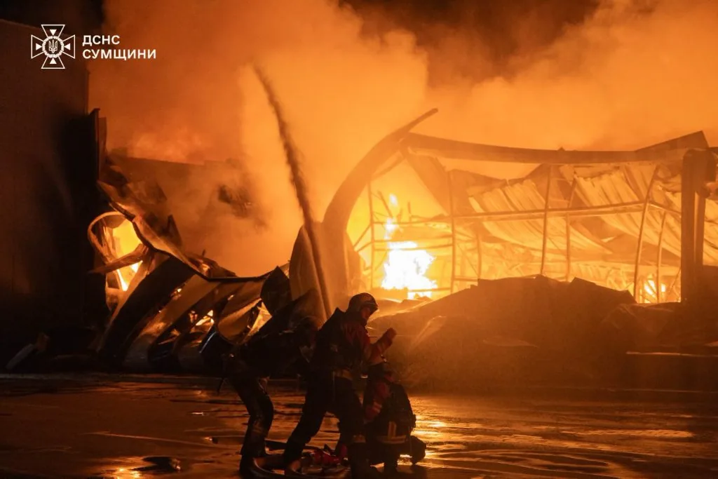 У Сумах росіяни атакували рятувальників, які після обстрілу гасили пожежу в «Епіцентрі» 1