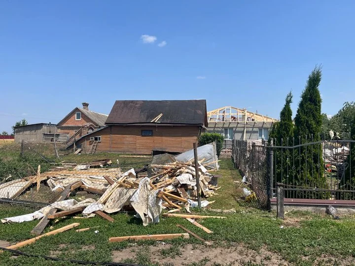 «Бачили, як дах летить в поле»: в громаді Луцького району буревій пошкодив понад 30 будинків 2