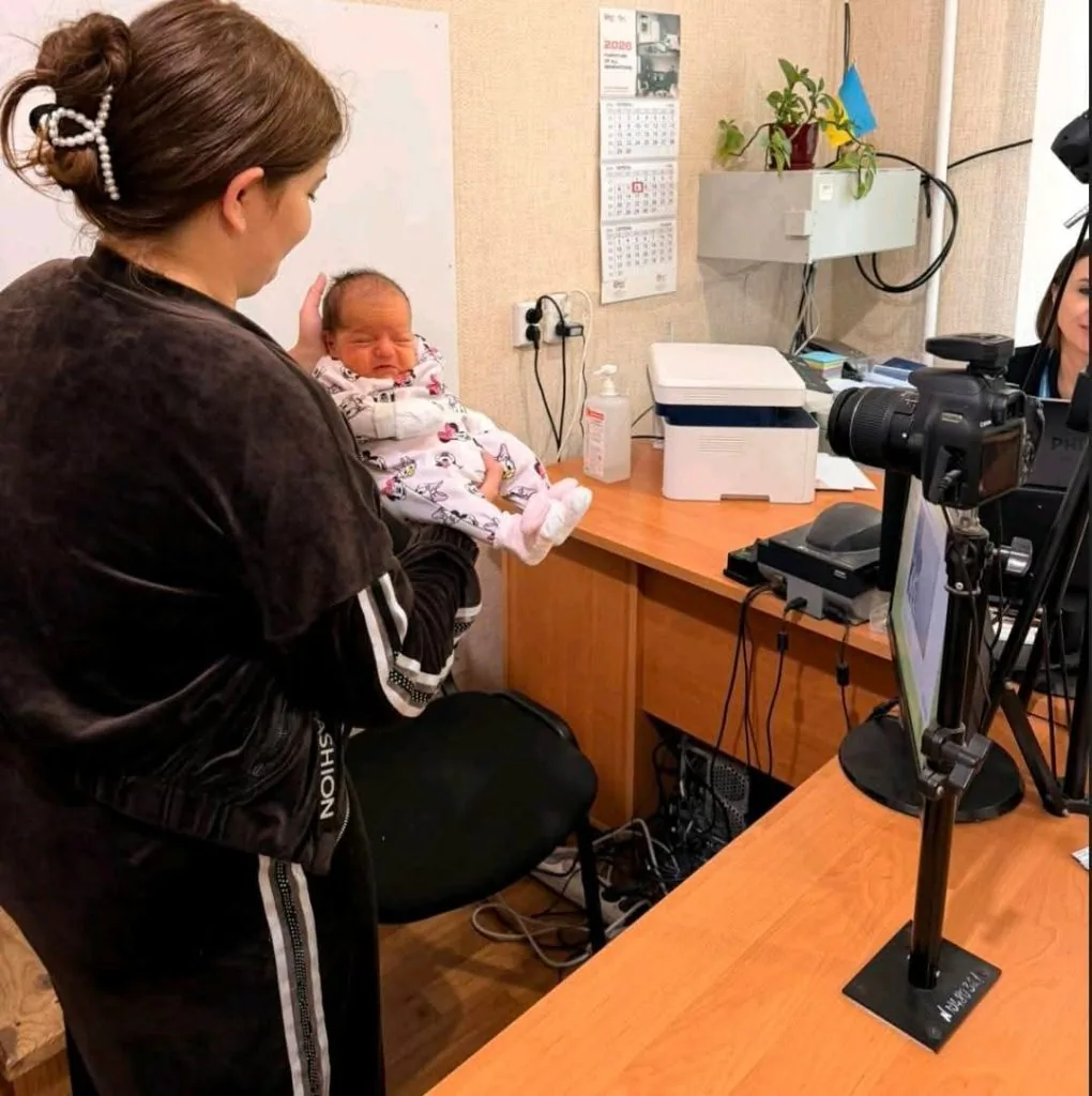 У Володимирі 5-денній дівчинці оформили перший закордонний паспорт 1