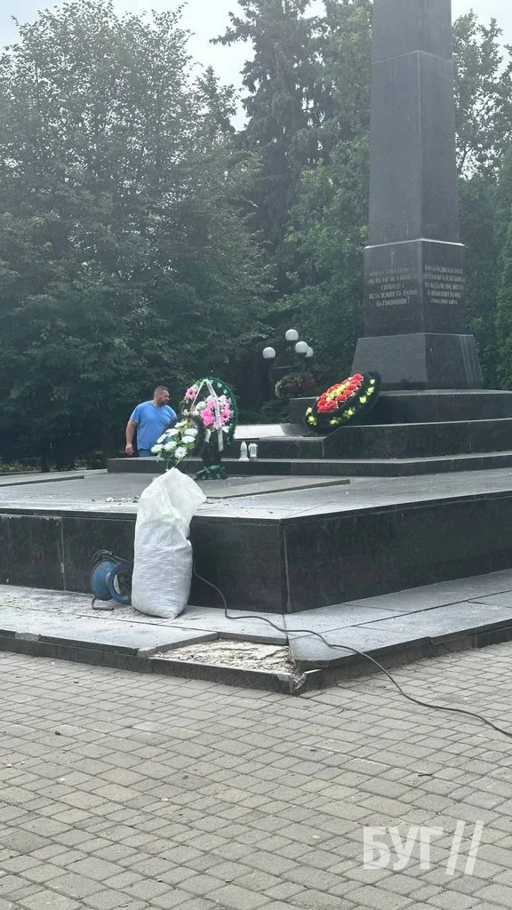 Перед днем міста у Володимирі «підлатали» Обеліск Слави 2