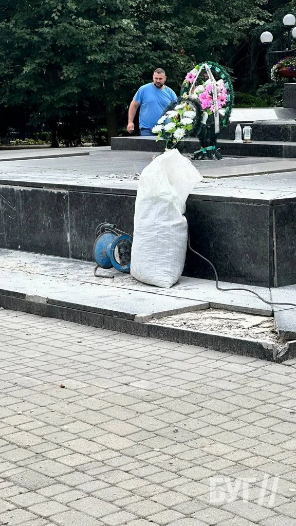Перед днем міста у Володимирі «підлатали» Обеліск Слави 3