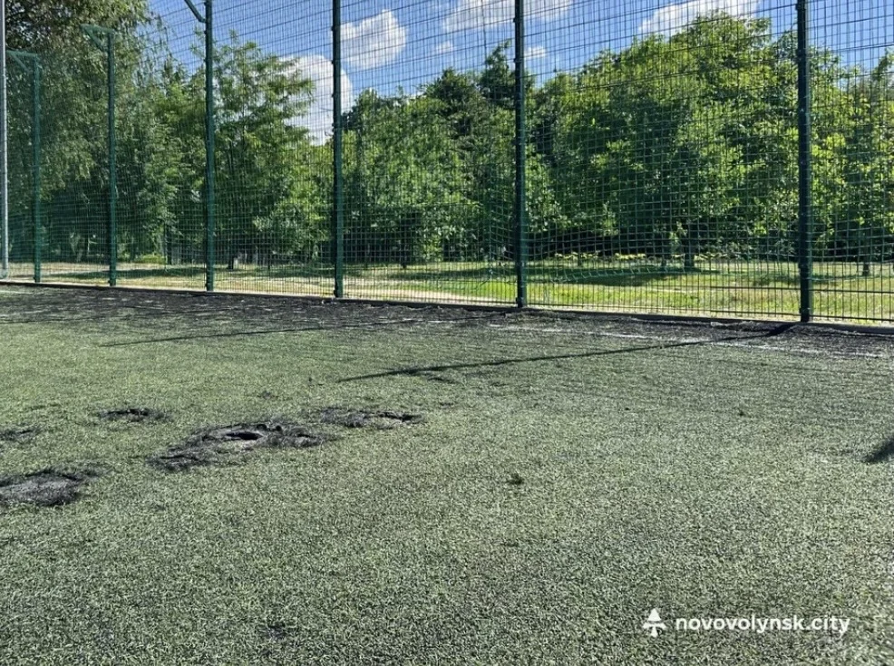 Фото дня: у Нововолинську оновили футбольне поле СОК «Шахтар» 2