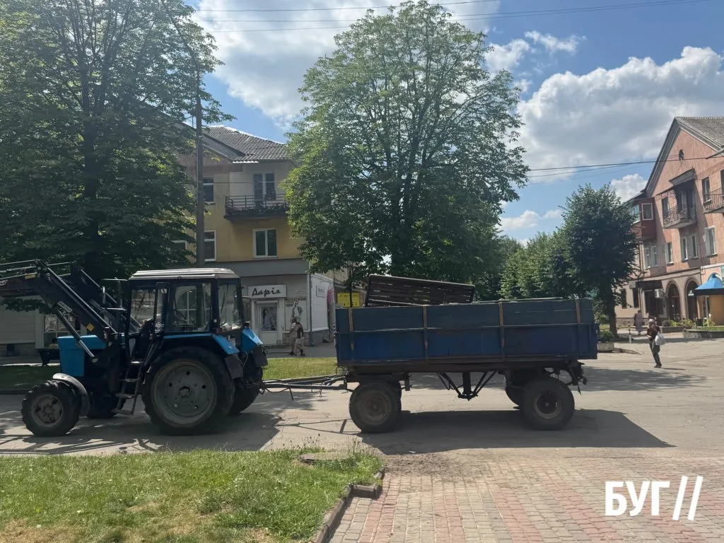 Фото дня: у Нововолинську встановлюють нові лавки та замінюють урни 2