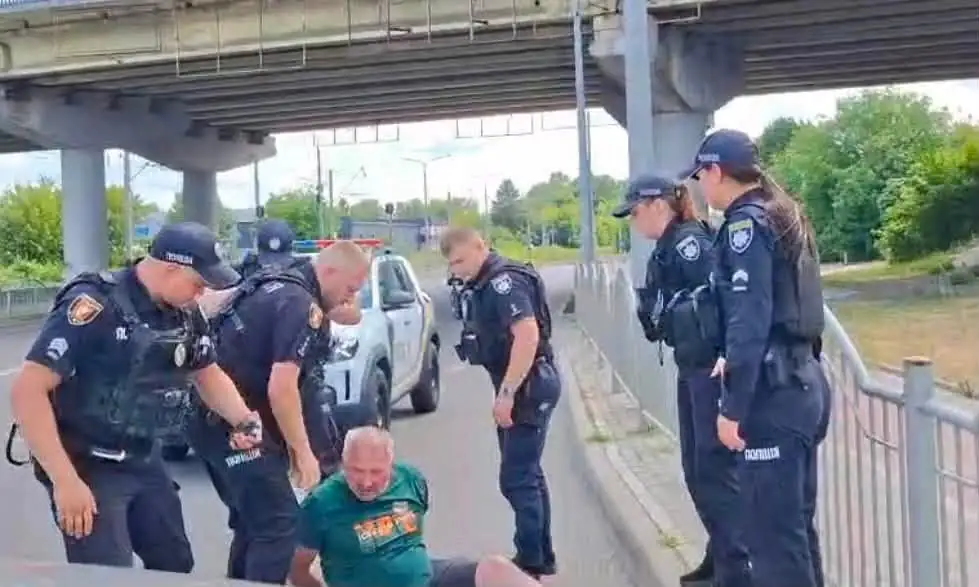 «Обличчям в асфальт»: у Луцьку спалахнув скандал через затримання депутата Іваничівської селищної ради 3