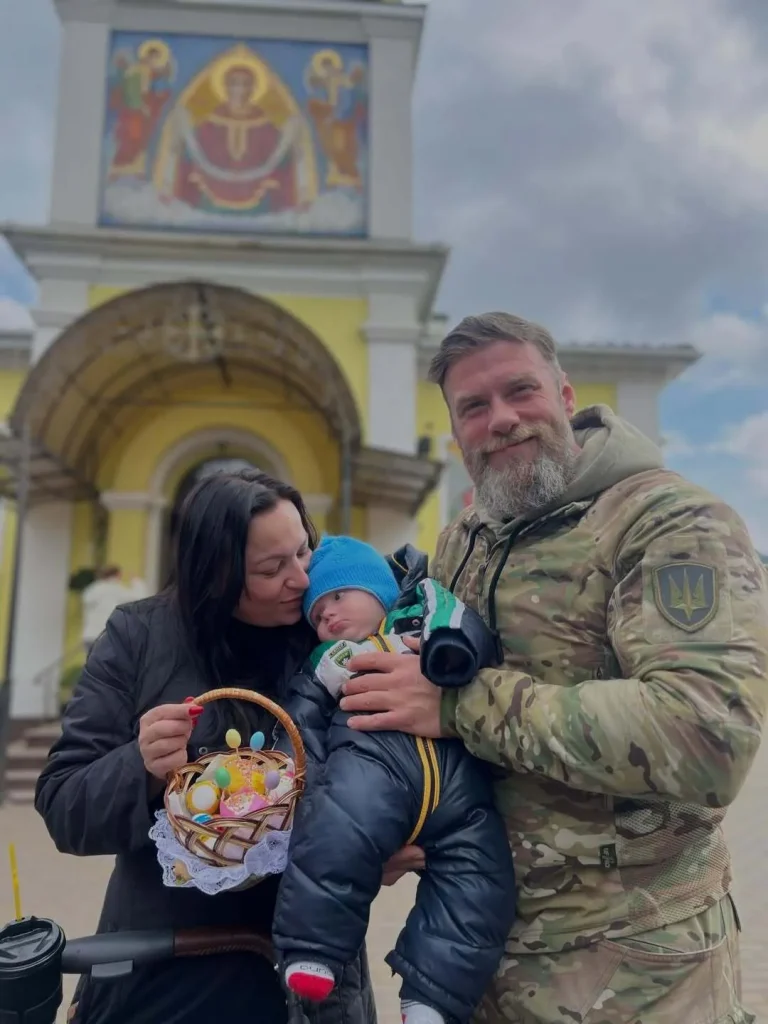Актор-воїн Ращук показався з 9-місячним сином після звинувачень колишньої у лицемірстві 2