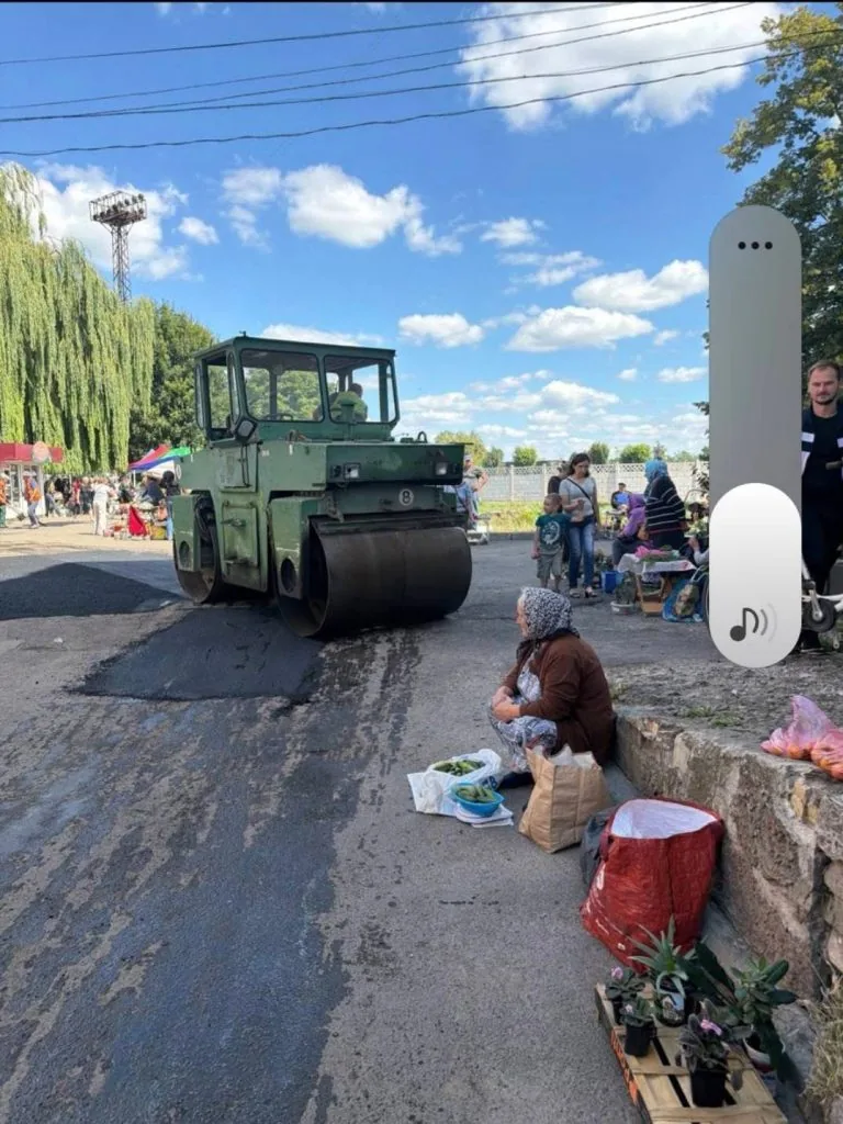 Овочі під пилом: у Нововолинську продавці торгували під час ремонту дороги 3