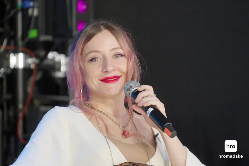 Чи потрібен пісні вірш? Даніела Заюшкіна та Артем Чех про сучасні пісні, вірші класиків та «творчість» ШІ 6
