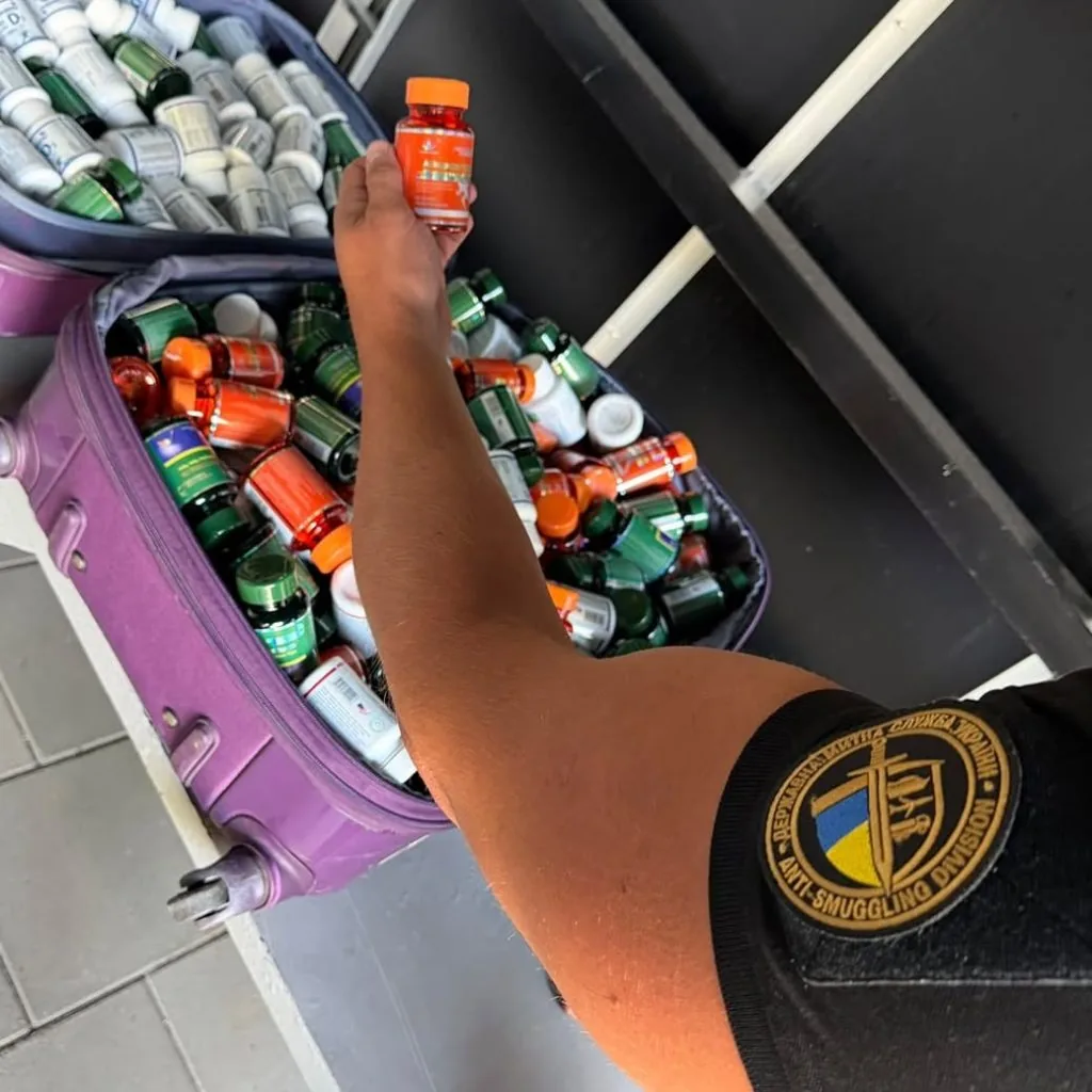Вітаміни в обхід закону: на «Устилузі» спіймали китайця з незадекларованим товаром 4