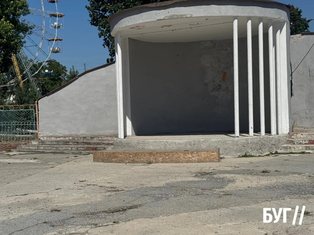 Фото дня: як молодь використовує літню естраду в міському парку 3